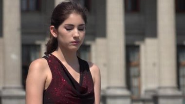 Ciddi mutsuz kadın adliye binası