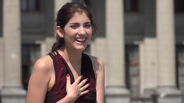 Junge Frau lacht über Gerichtsgebäude — Stockvideo
