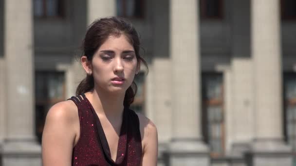 Mujer triste en el juzgado o en la biblioteca — Vídeo de stock