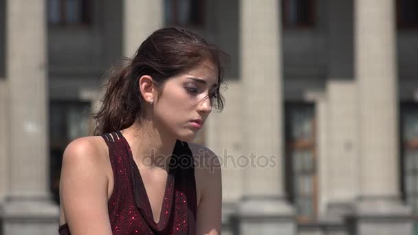 Verdriet, huilen angst vrouw aan het gerechtsgebouw — Stockvideo