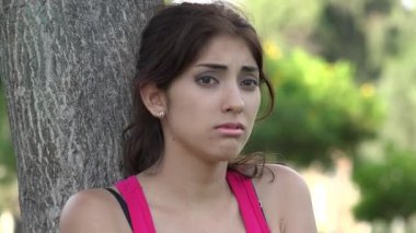 Korkmuş korkulu genç erkek