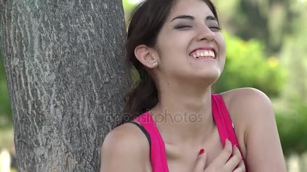 Divertida mujer hispana riendo al aire libre — Vídeos de Stock