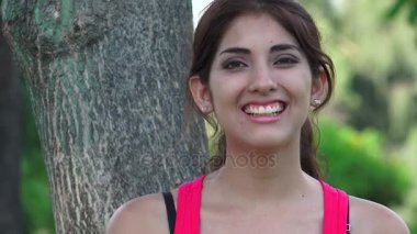 Mutlu utangaç kadın