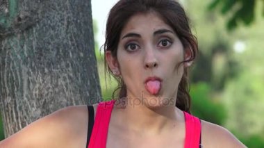 Kadın Komik Yüzler Yapıyor