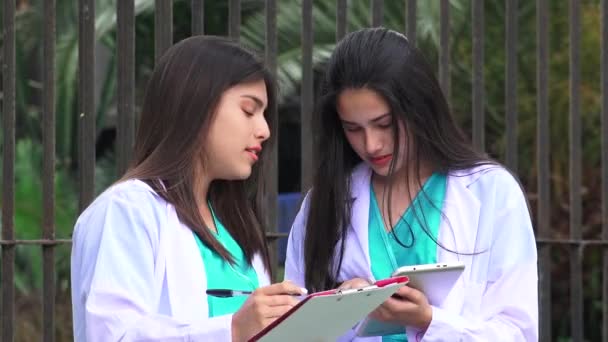 Jovens Profissionais Médicos Femininos — Vídeo de Stock