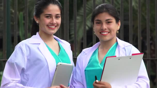 Молоді жінки медсестри посміхаються — стокове відео