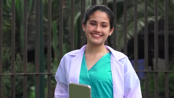 Молодая медсестра — стоковое видео
