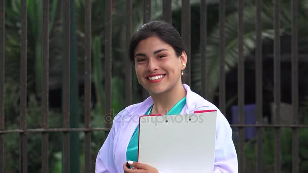 Uma jovem enfermeira ou médica sorridente — Vídeo de Stock