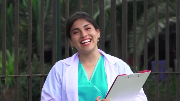 Jovem enfermeira ou médica falando — Vídeo de Stock