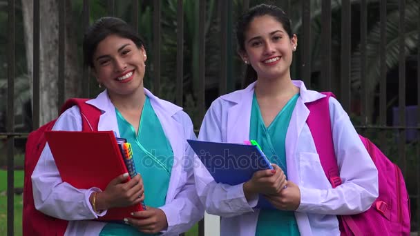 Jovens estudantes de enfermagem — Vídeo de Stock