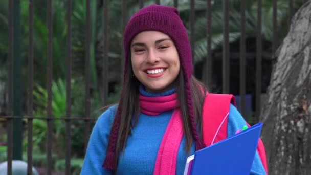 Uśmiechający się Teen Student kobiece w niskich temperaturach — Wideo stockowe