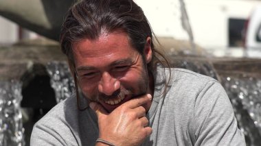 yakışıklı erkek düşünme