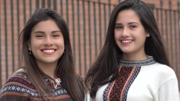 Sorridente ispanica latina adolescenza femminile — Video Stock