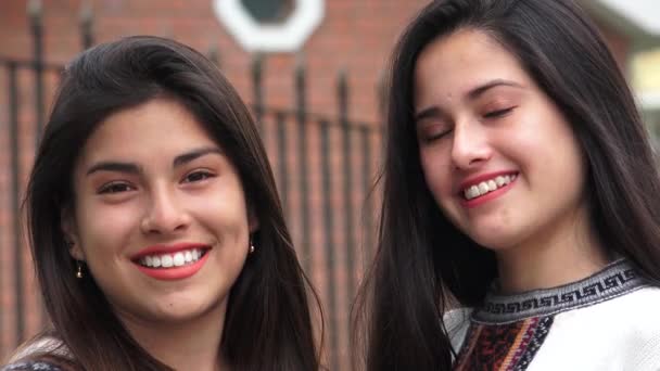 Улыбаясь испаноязычное Латина подростков девочек — стоковое видео
