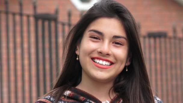 Sorrindo peruano latina adolescente menina — Vídeo de Stock