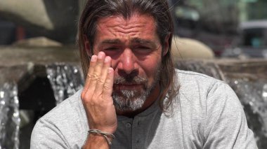 Ağlamaklı bir kişi