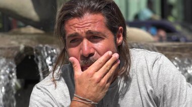 Beyaz kişi endişeli