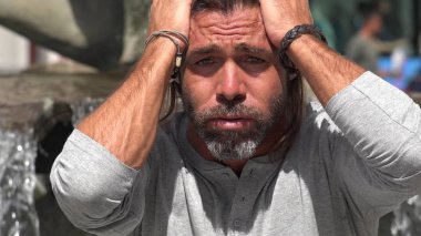 Stresli yakışıklı erkek