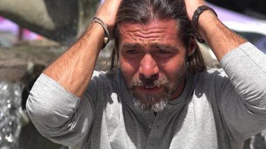 Stres altında yakışıklı erkek