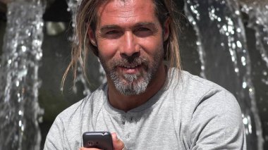 Telefon görüþmesi yakışıklı İspanyol erkek