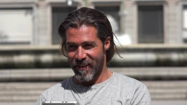 Beyaz erkek kullanarak Tablet