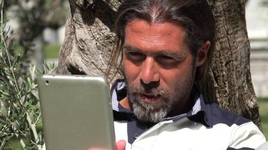 Yakışıklı İspanyol erkek kullanarak Tablet