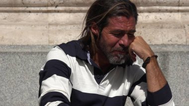 Depresif yakışıklı İspanyol kişi