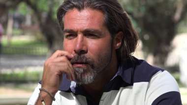 Düşünceli yakışıklı İspanyol kişi