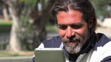 Beyaz erkek kullanarak Tablet