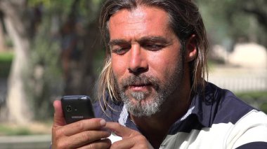 Erkek ve mobil telefon