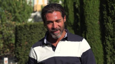 Yakışıklı erkek göz kırpıyor