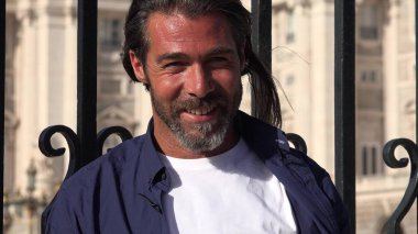 Gülümseyen bir erkek