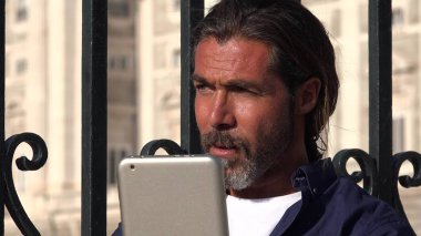 Yakışıklı erkek kullanarak Tablet