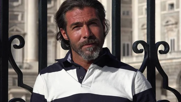 Sakallı yakışıklı İspanyol erkek