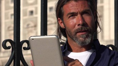 Yakışıklı erkek kullanarak Tablet