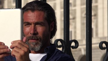 Yakışıklı İspanyol erkek kullanarak Tablet