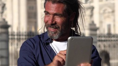 Yakışıklı İspanyol erkek kullanarak Tablet