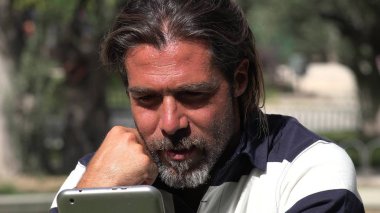 Yakışıklı İspanyol erkek kullanarak Tablet