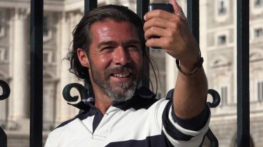 Yakışıklı erkek Selfie