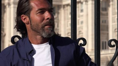 Yakışıklı İspanyol erkek merak