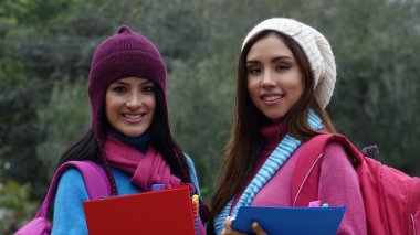 Erkek üniversite öğrencileri soğuk hava