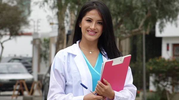 Spanyol női orvos vagy a nővér — Stock Fotó