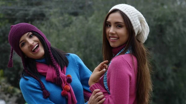 Kamarádky s zábavné nosí svetry — Stock fotografie