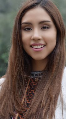 Mutlu gülümseyen Perulu kadın