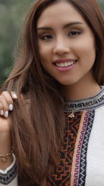 Gülümseyen Perulu Latina kadın