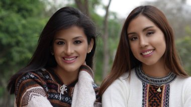 Kadın İspanyol Latina arkadaşlar