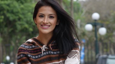 Parkta gülümseyen kadın.