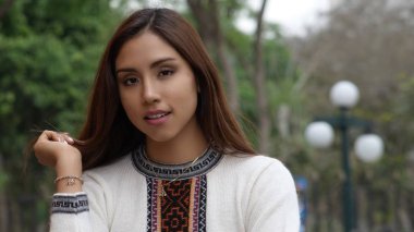 parkta güzel bir kadın