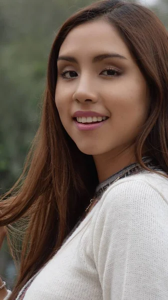 Retrato de una joven hispana — Foto de Stock