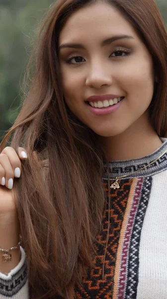 Gülümseyen Perulu Latina kadın